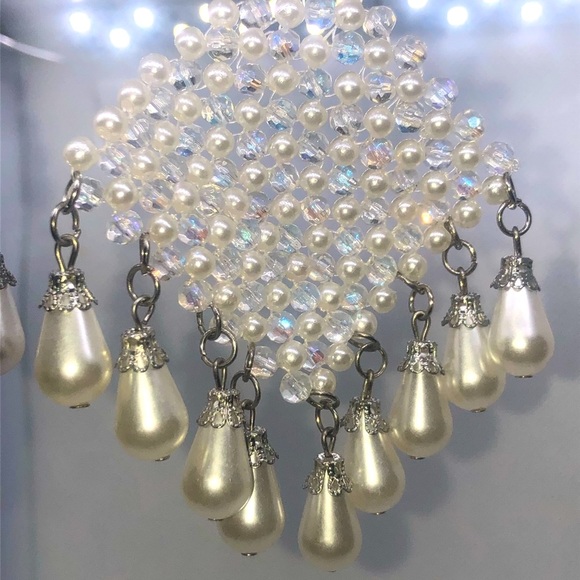 ⭐️SOLD⭐️Iridescent Pearl Earrings - Picture 2 of 6